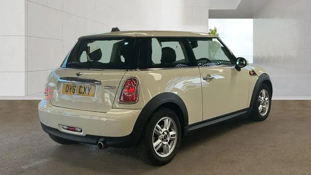 Used Mini Cooper Hatch 2011 White Hatchback