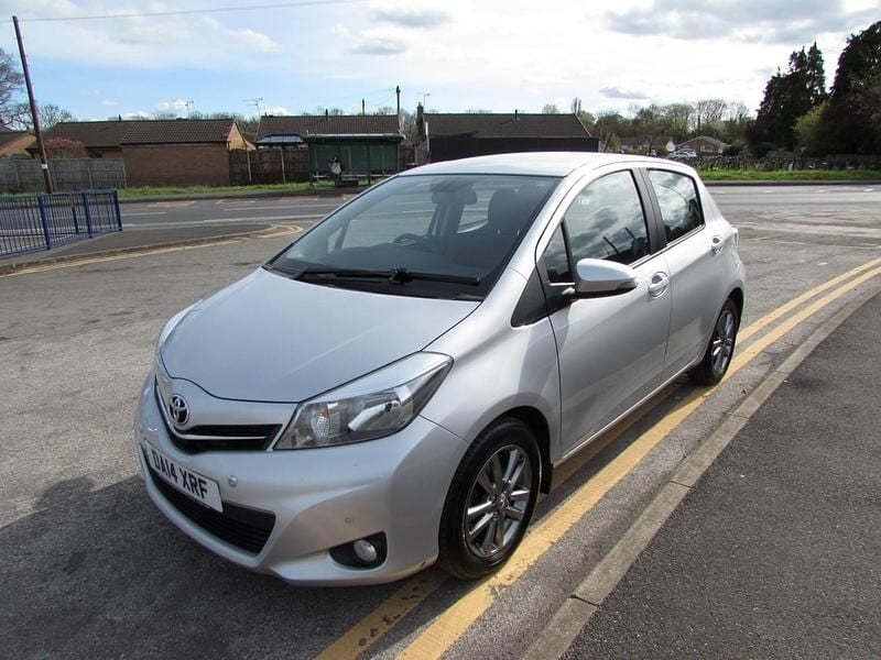 Used Toyota Yaris 99 HP (72 kW) 2014 Silver Hatchback