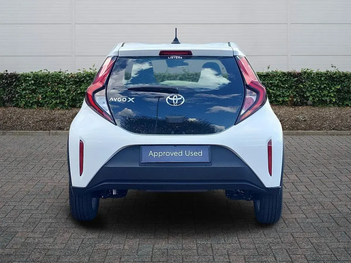 Used Toyota Aygo X PURE 72 HP (52 kW) 2024 White SUV