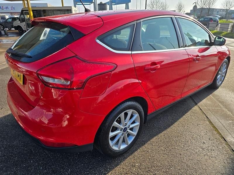 Used Ford Focus Titanium 120 HP (88 kW) 2017 Red Hatchback
