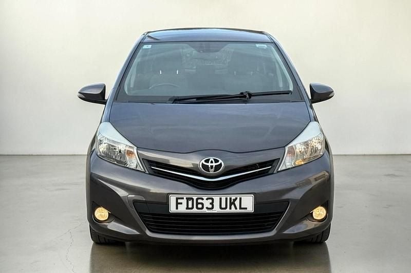 Used Toyota Yaris Multidrive S 99 HP (72 kW) 2014 Grey Hatchback