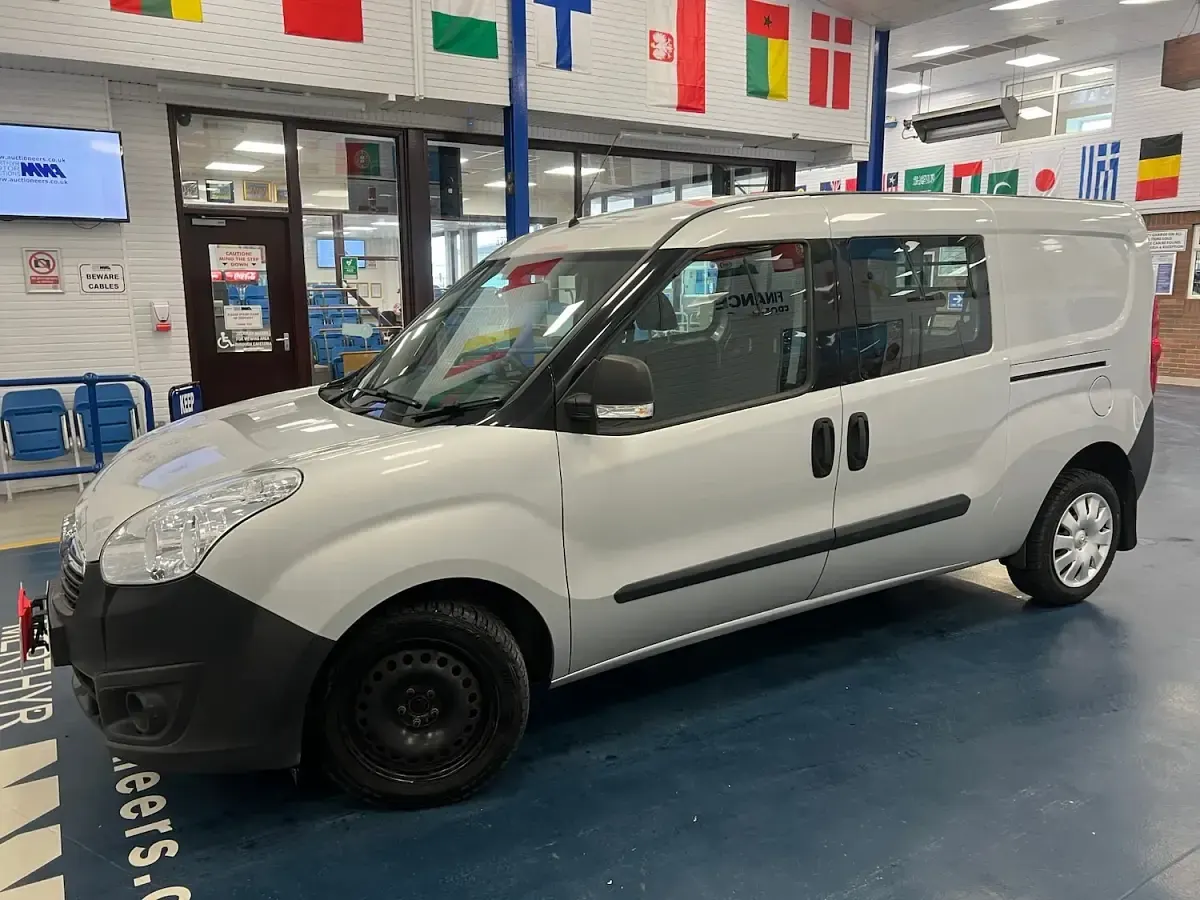 Used Vauxhall Combo 95 HP (69 kW) 2017 Silver MPV