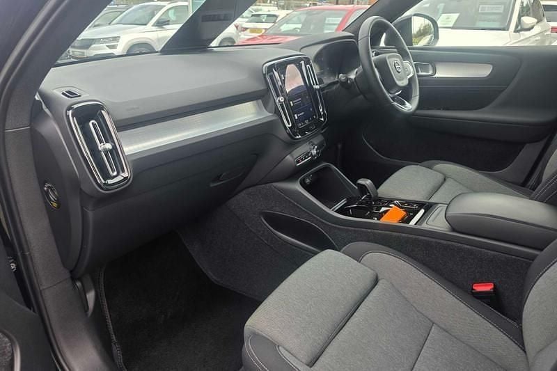 Begagnad Volvo XC40 Plus 2023 Svart SUV