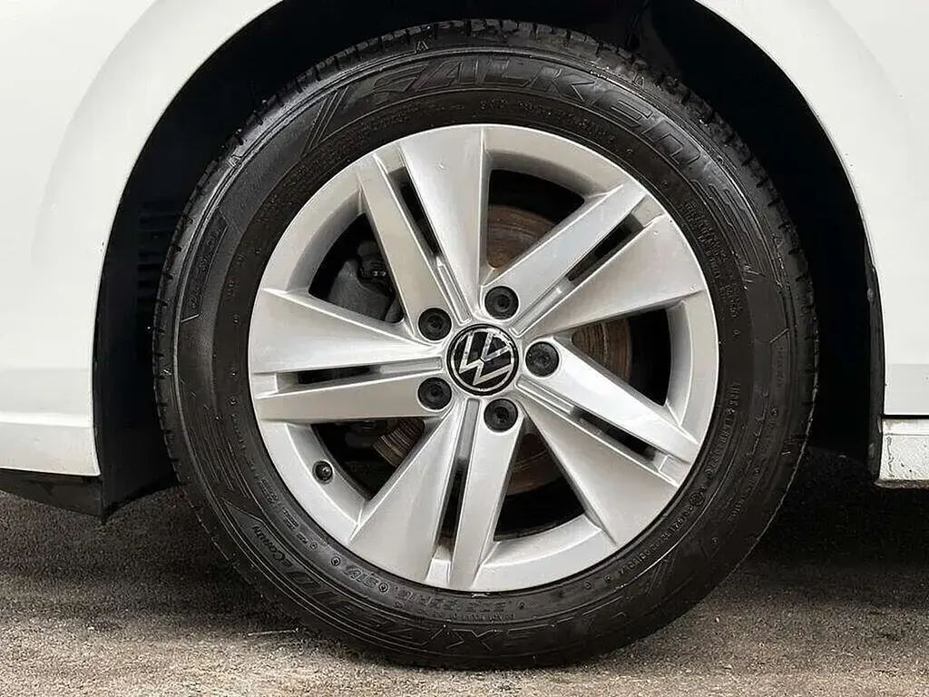 Second-hand VW Golf VIII Life 150 CP (110 kW) 2022 Alb Hatchback