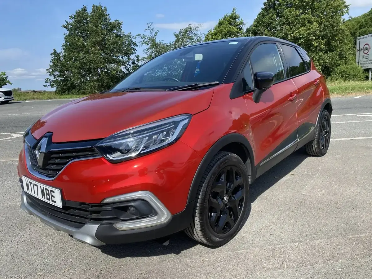 Used Renault Captur Dynamique 90 HP (66 kW) 2017 Red/black SUV