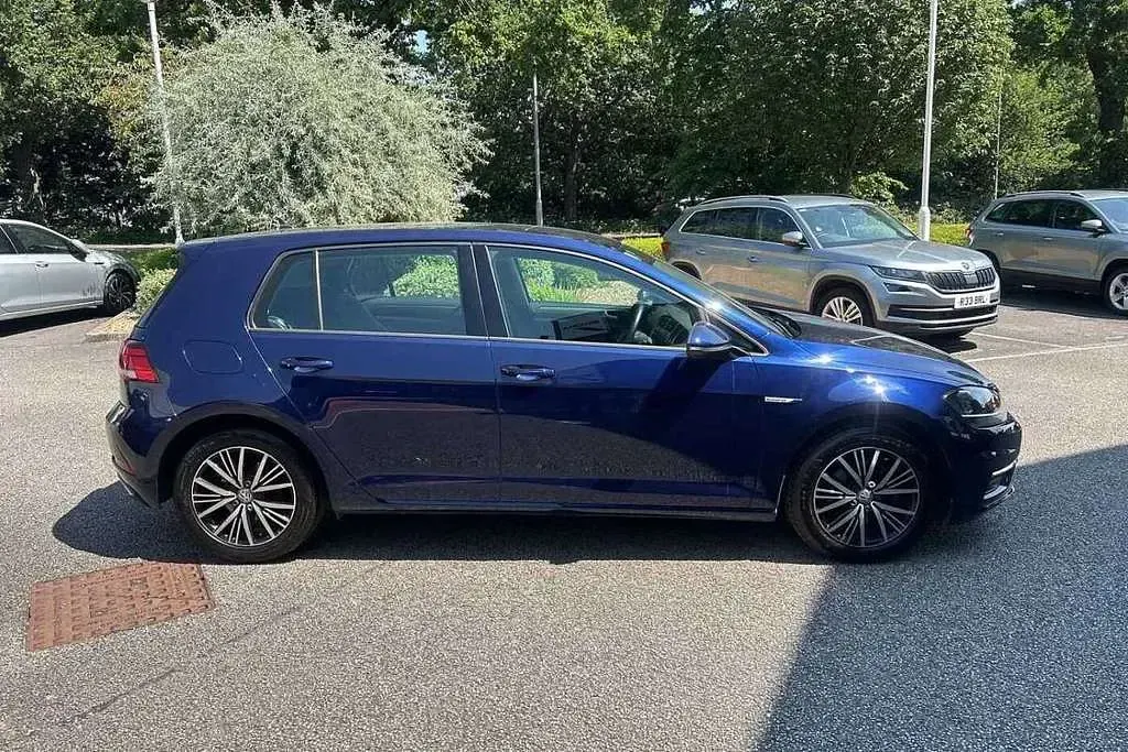 Used VW Golf VII SE 128 HP (94 kW) 2018 Blue Hatchback
