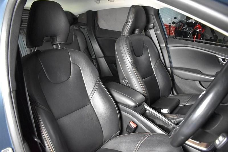 Used Volvo V40 115 HP (84 kW) 2014 Blue Hatchback