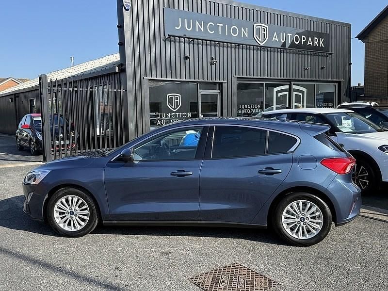 Used Ford Focus Titanium 125 HP (91 kW) 2018 Blue Hatchback