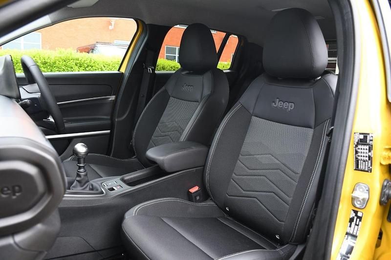 Used Jeep Avenger Summit 100 HP (73 kW) 2025 Yellow SUV