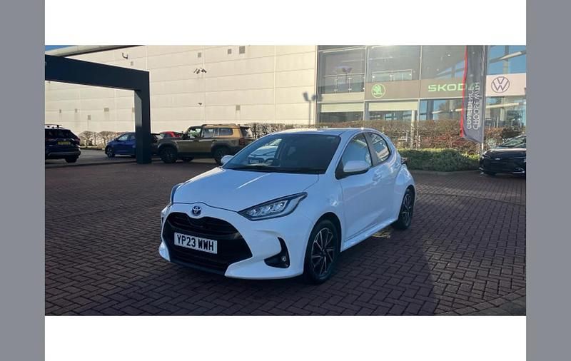 Used Toyota Yaris Hybrid Design 116 HP (85 kW) 2023 White Hatchback
