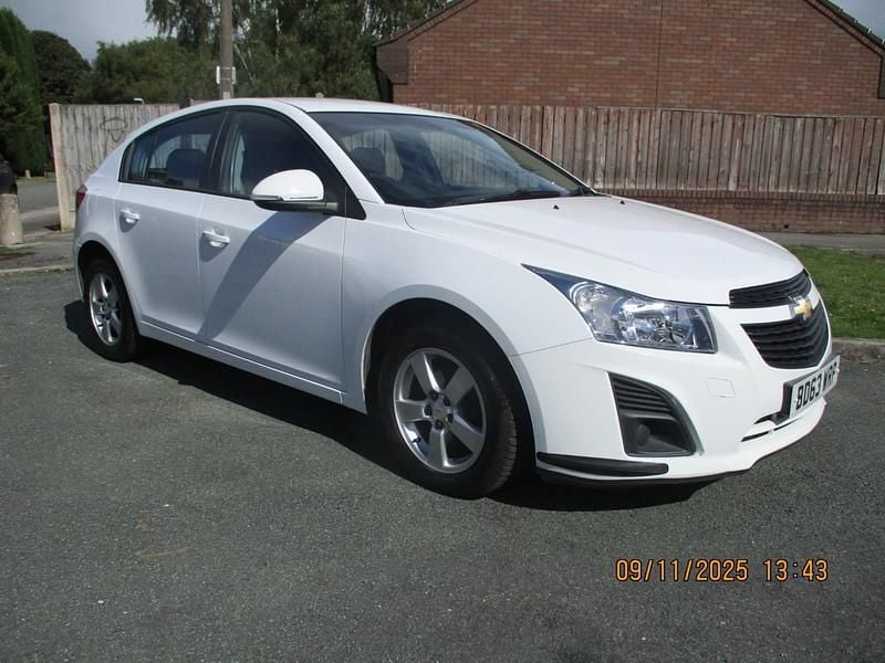 White Used 2014 Chevrolet Cruze LS Hatchback | £2,495 (Super price) - Image 1/4