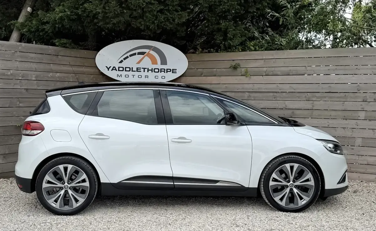 Used Renault Scénic Dynamique 110 HP (80 kW) 2017 White/black MPV
