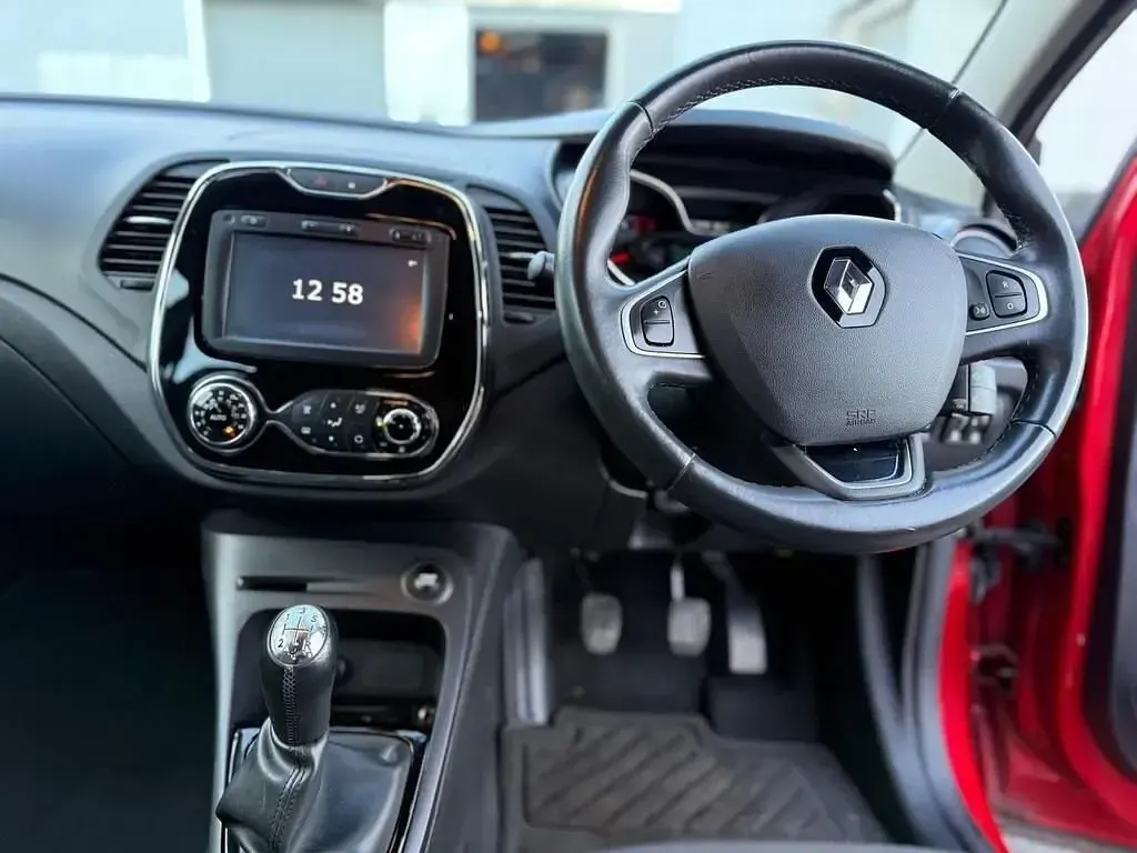 Used Renault Captur Dynamique 90 HP (66 kW) 2016 Red/black SUV