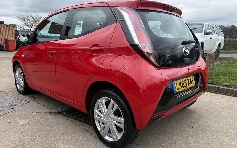 Used Toyota Aygo x-press 69 HP (50 kW) 2015 Red Hatchback