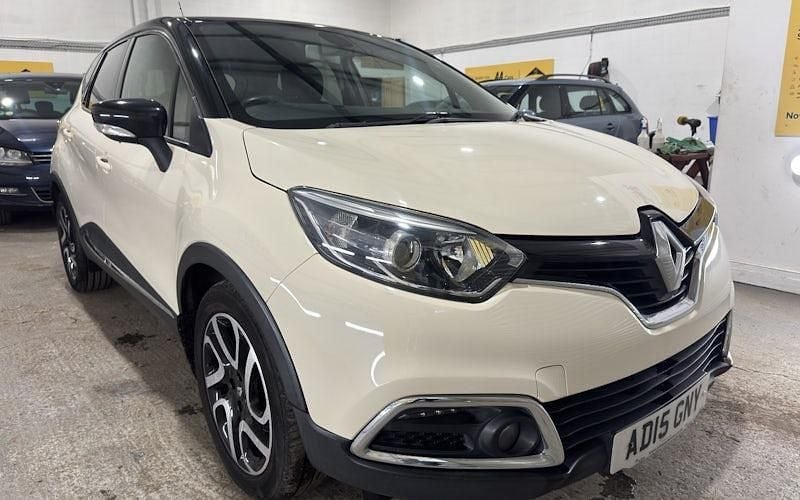 Used Renault Captur Dynamique 90 HP (66 kW) 2015 White SUV