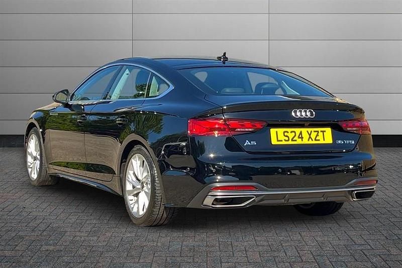 Begagnad Audi A5 Sport 150 HK (110 kW) 2024 Svart Halvkombi