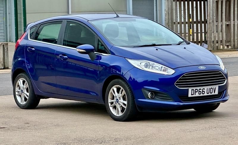 Begagnad Ford Fiesta Zetec 2016 Blå Halvkombi