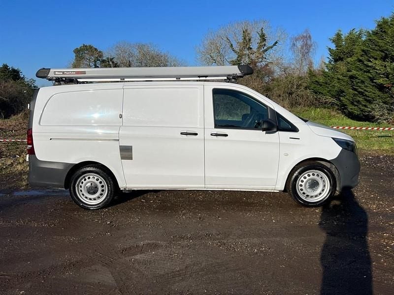 White Used 2022 Mercedes e-Vito Progressive MPV | £12,750 (Good price) - Image 1/2