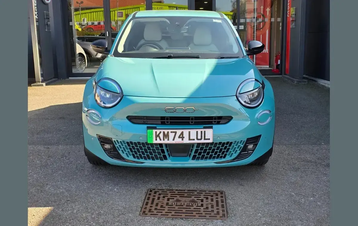 Used Fiat 600 La Prima 114 kW (156 HP) 2024 Blue Hatchback