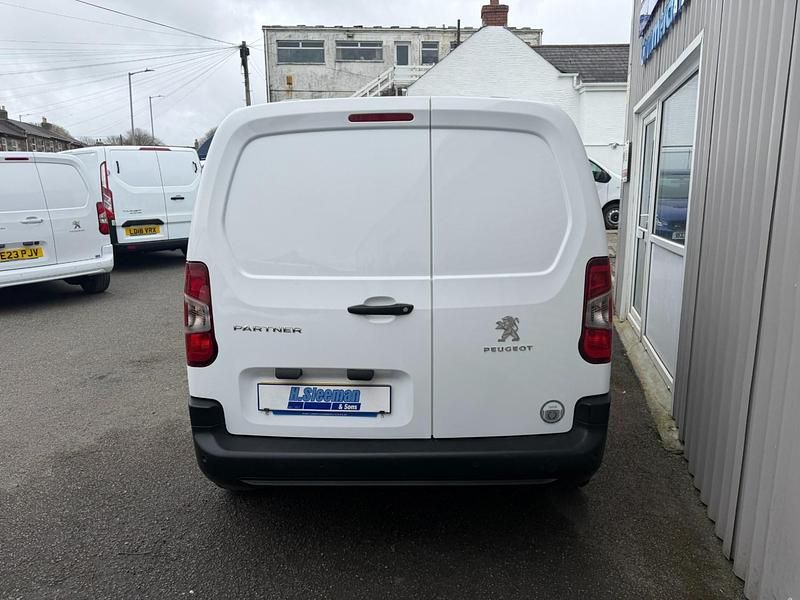 Used Peugeot Partner 100 HP (73 kW) 2020 White MPV
