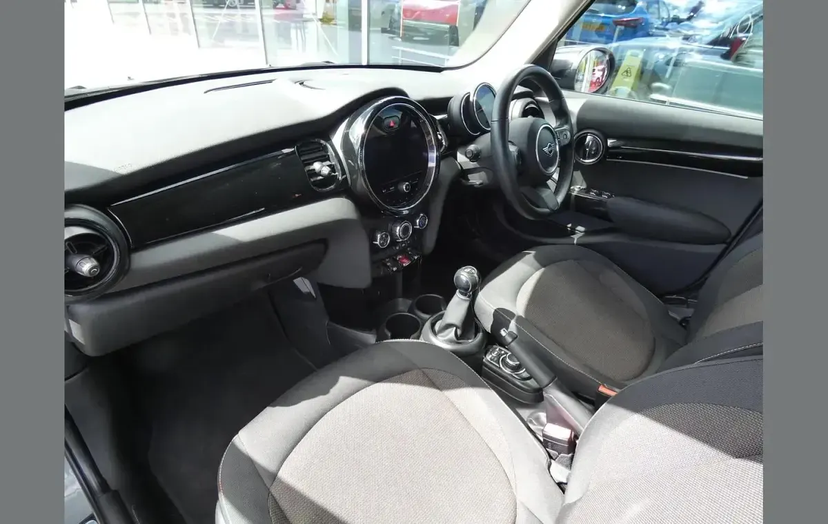 Begagnad Mini Cooper Classic 134 HK (98 kW) 2022 Grå Halvkombi