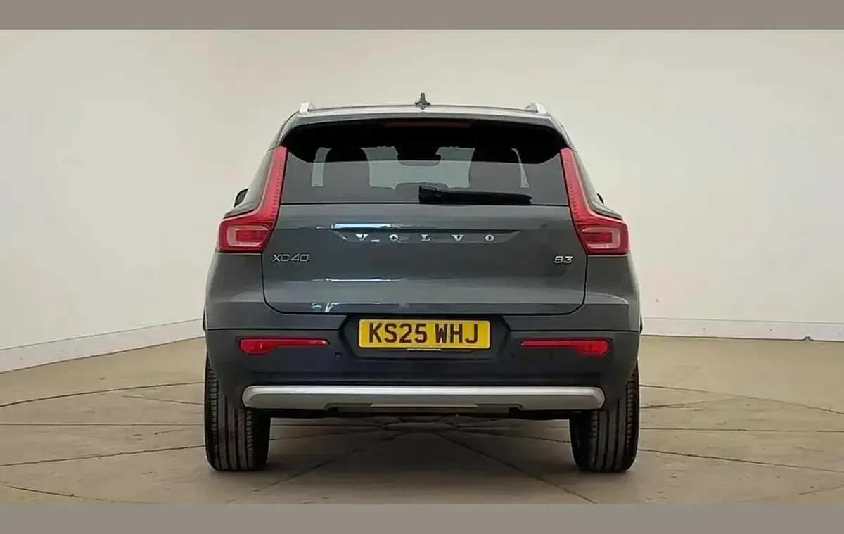 Used Volvo XC40 Core 163 HP (119 kW) 2025 Green SUV