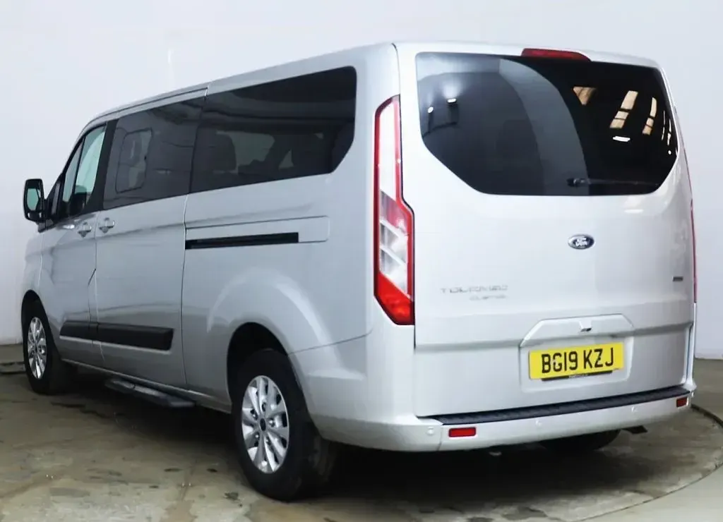 Used Ford Tourneo Custom Zetec 130 HP (95 kW) 2019 Silver Van