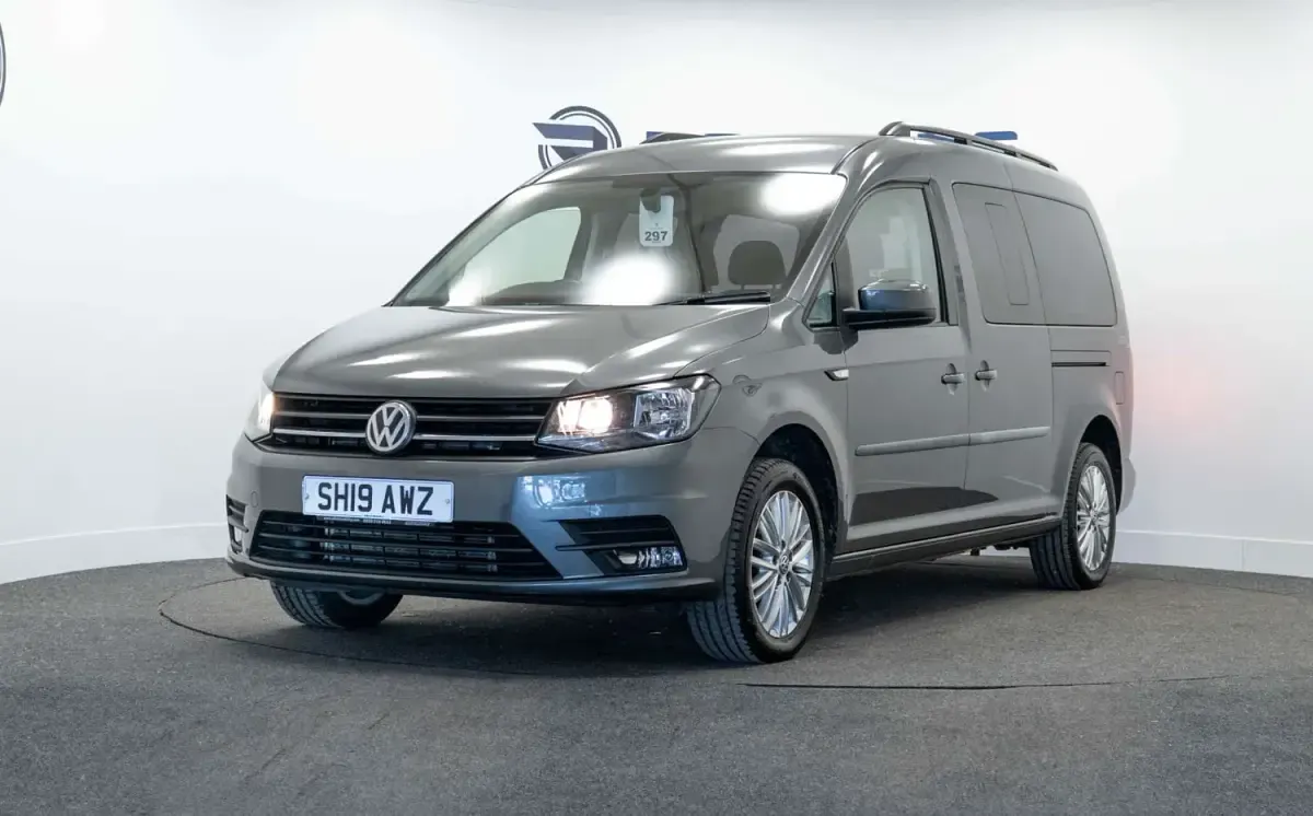 Usado VW Caddy Maxi 101 HP (74 kW) 2019 Cinzento Monovolume
