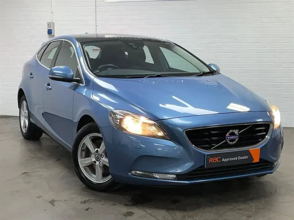 Used Volvo V40 SE 2015 Blue Hatchback