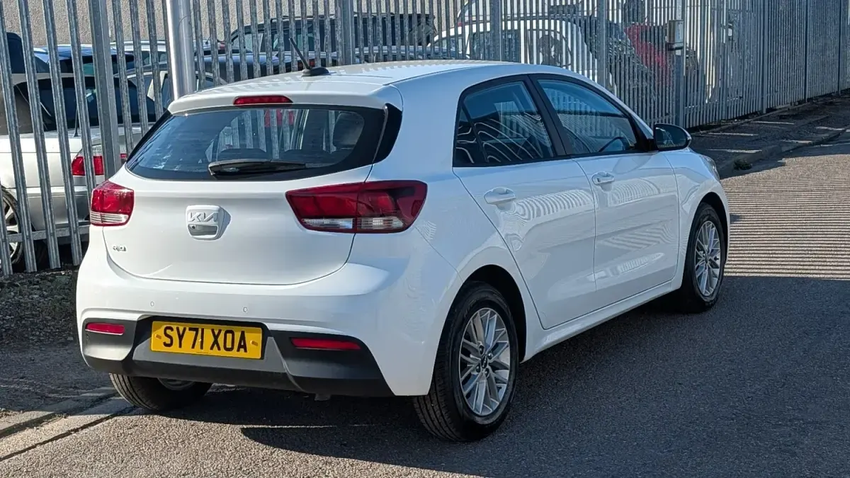 Used Kia Rio 101 HP (74 kW) 2022 White Hatchback
