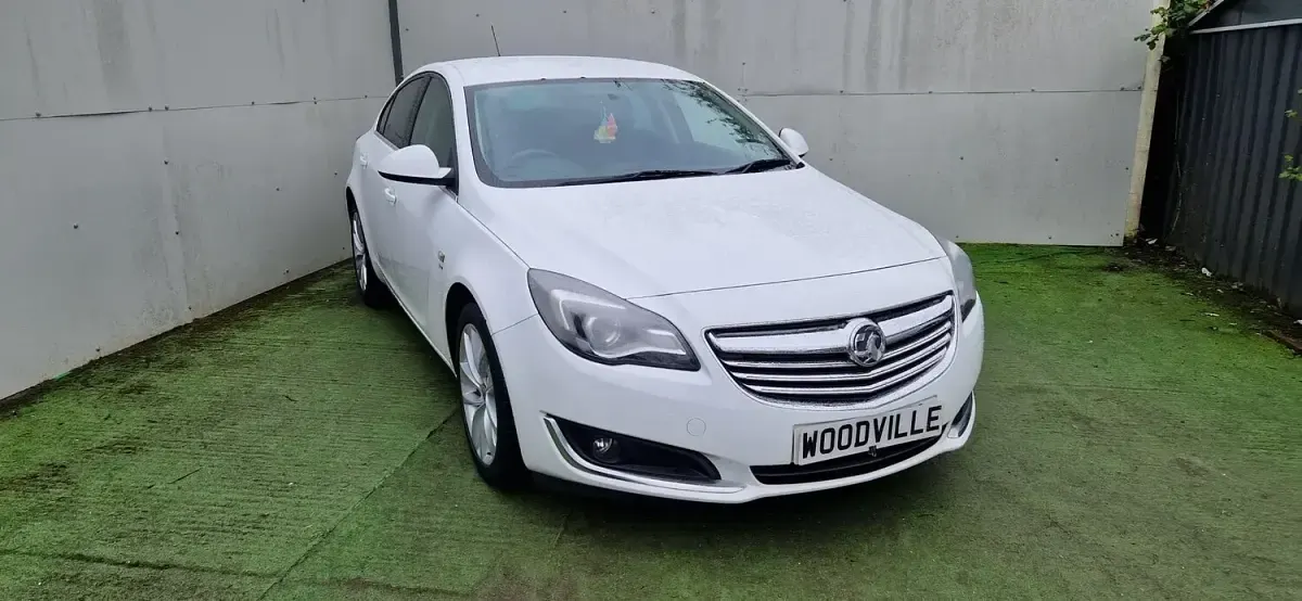 Used Vauxhall Insignia SRi 140 HP (102 kW) 2015 White Hatchback