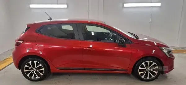 Used Renault Clio Evolution 90 HP (66 kW) 2022 Red Hatchback