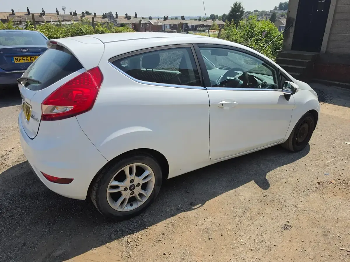 Used Ford Fiesta Zetec 82 HP (60 kW) 2009 White Hatchback