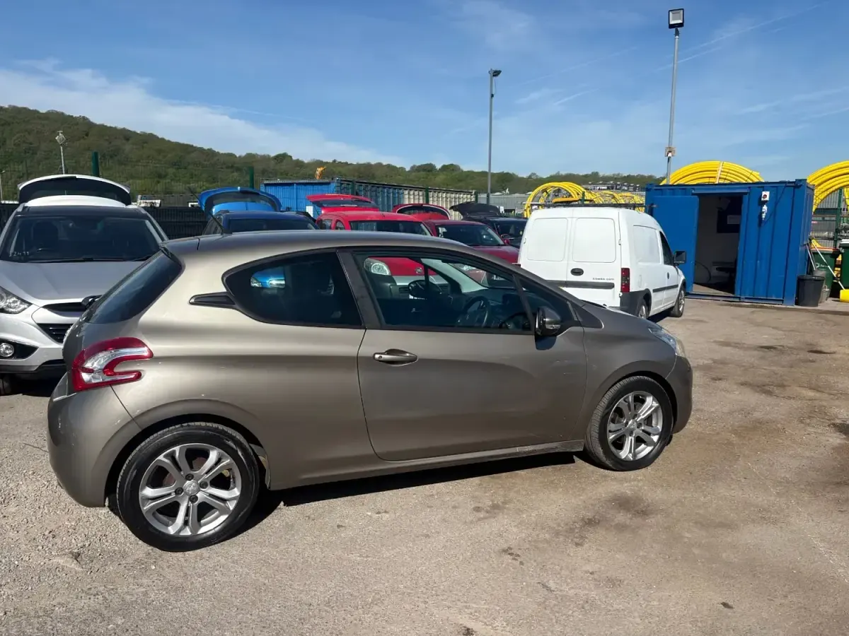 Gebraucht Peugeot 208 Active 68 PS (50 kW) 2012 Grau Kleinwagen