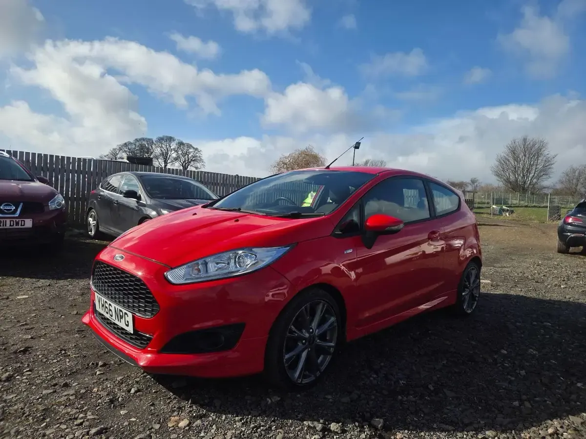 Begagnad Ford Fiesta ST-Line 125 HK (91 kW) 2016 Röd Halvkombi