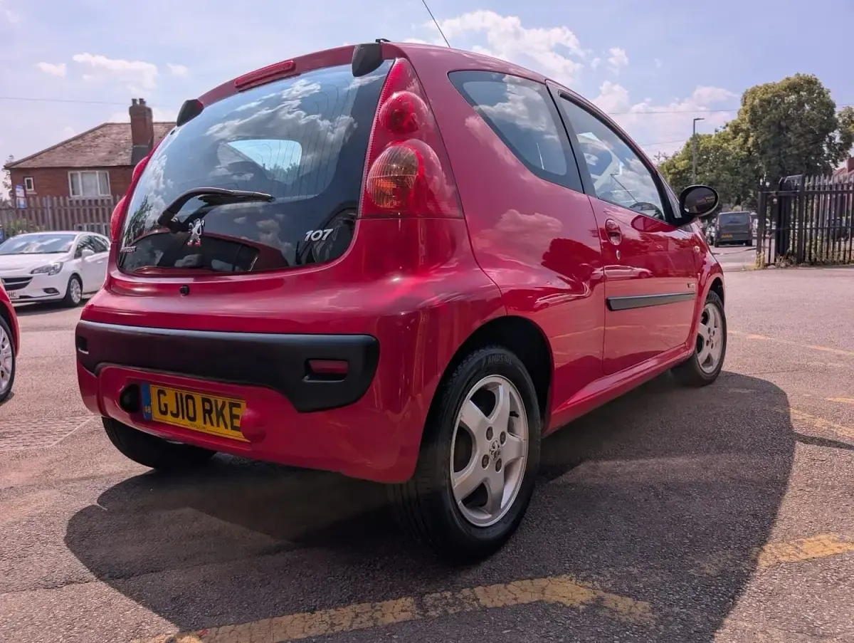 Used Peugeot 107 68 HP (50 kW) 2010 Red Hatchback