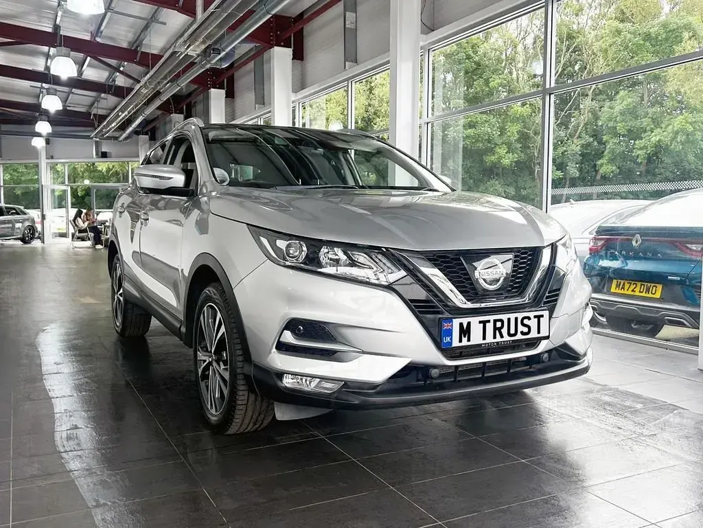 Used Nissan Qashqai N-Connecta 115 HP (84 kW) 2017 Silver SUV