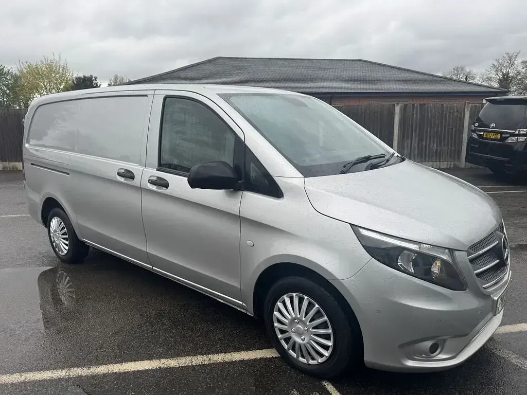 Usado Mercedes Vito Premium 163 HP (119 kW) 2020 Prateado Van