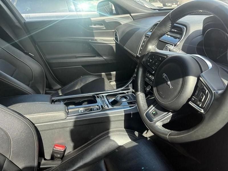 Begagnad Jaguar XE Ingenium 200 HK (147 kW) 2018 Vit Sedan