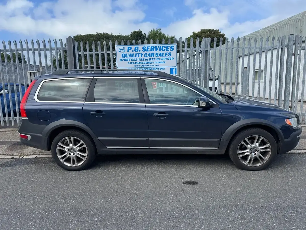 Used Volvo XC70 SE Lux 215 HP (158 kW) 2014 Blue Estate