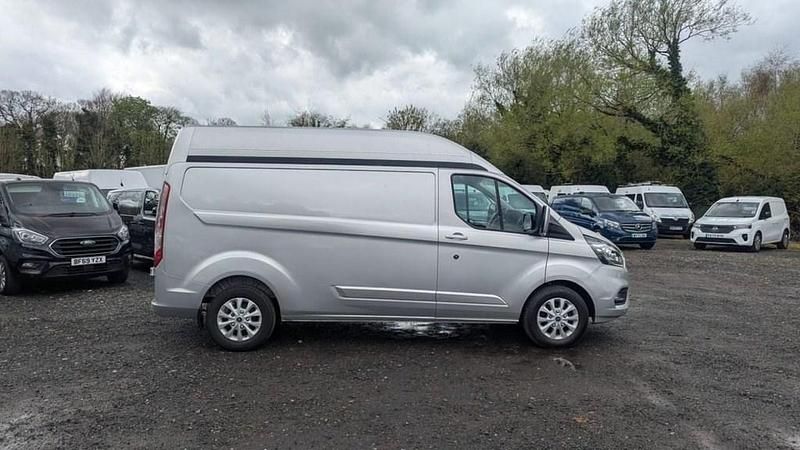 Begagnad Ford Transit Custom Limited 130 HK (95 kW) 2022 Silver Van