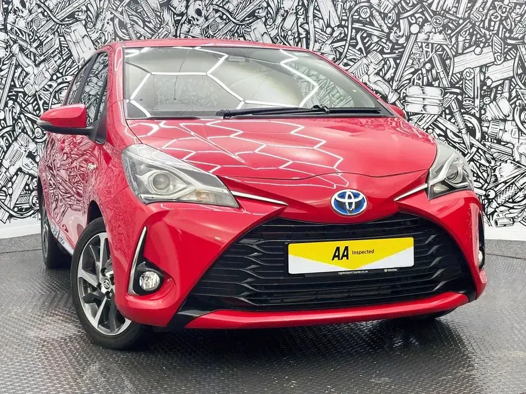Used Toyota Yaris 100 HP (73 kW) 2018 Red Hatchback