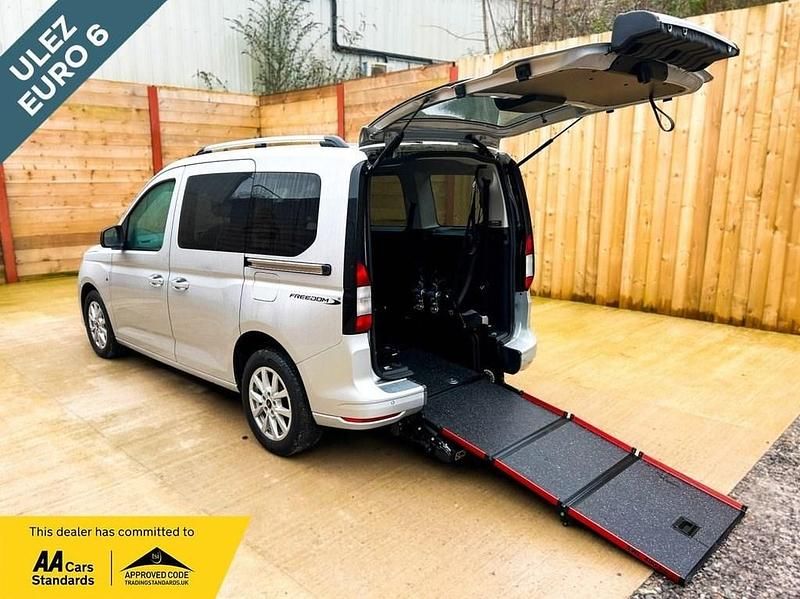 Used Ford Tourneo Connect Titanium 122 HP (89 kW) 2023 Silver MPV