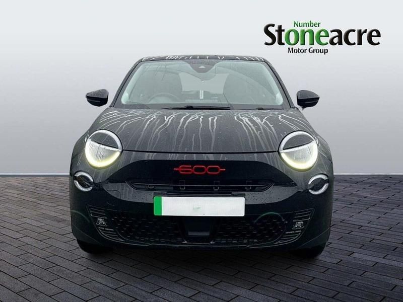 Neu Fiat 600 Red 114 kW (156 PS) 2025 Schwarz SUV