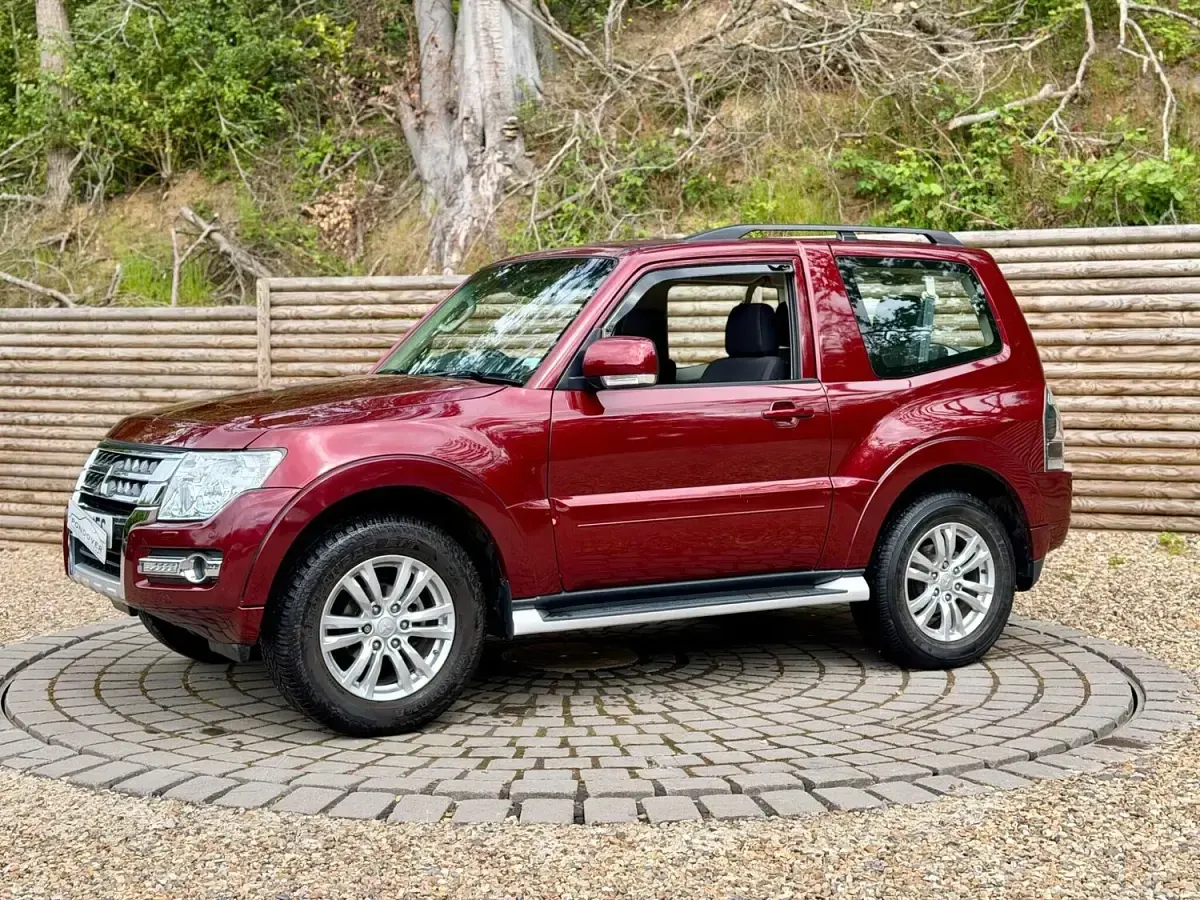 Used Mitsubishi Shogun 187 HP (137 kW) 2016 Red SUV