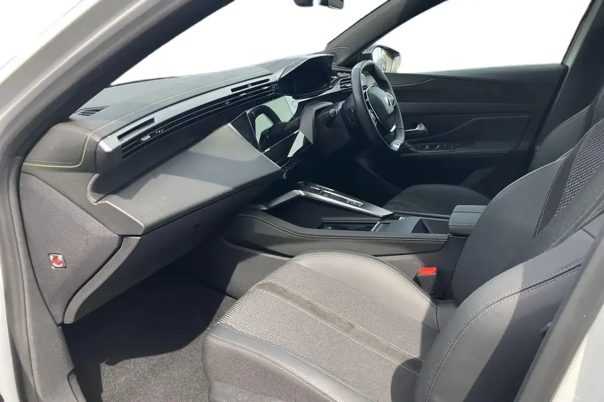 Used Peugeot 308 GT 136 HP (100 kW) 2025 White