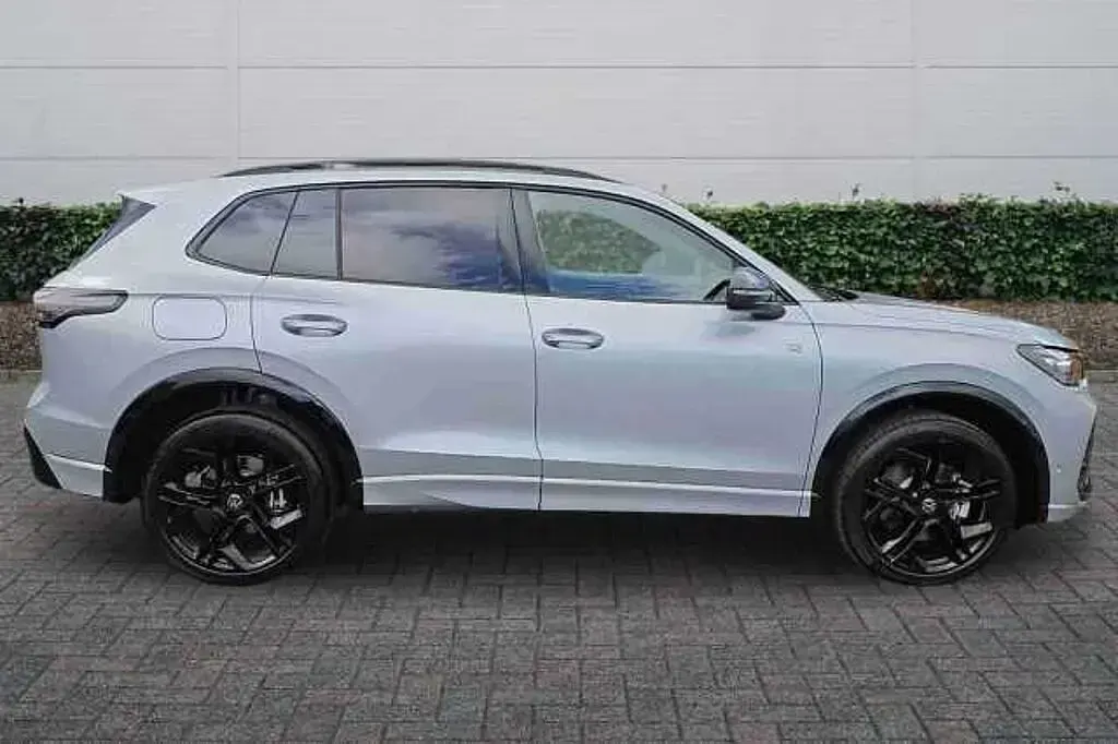New VW Tiguan Black Edition 265 HP (194 kW) 2026 Oyster silver SUV
