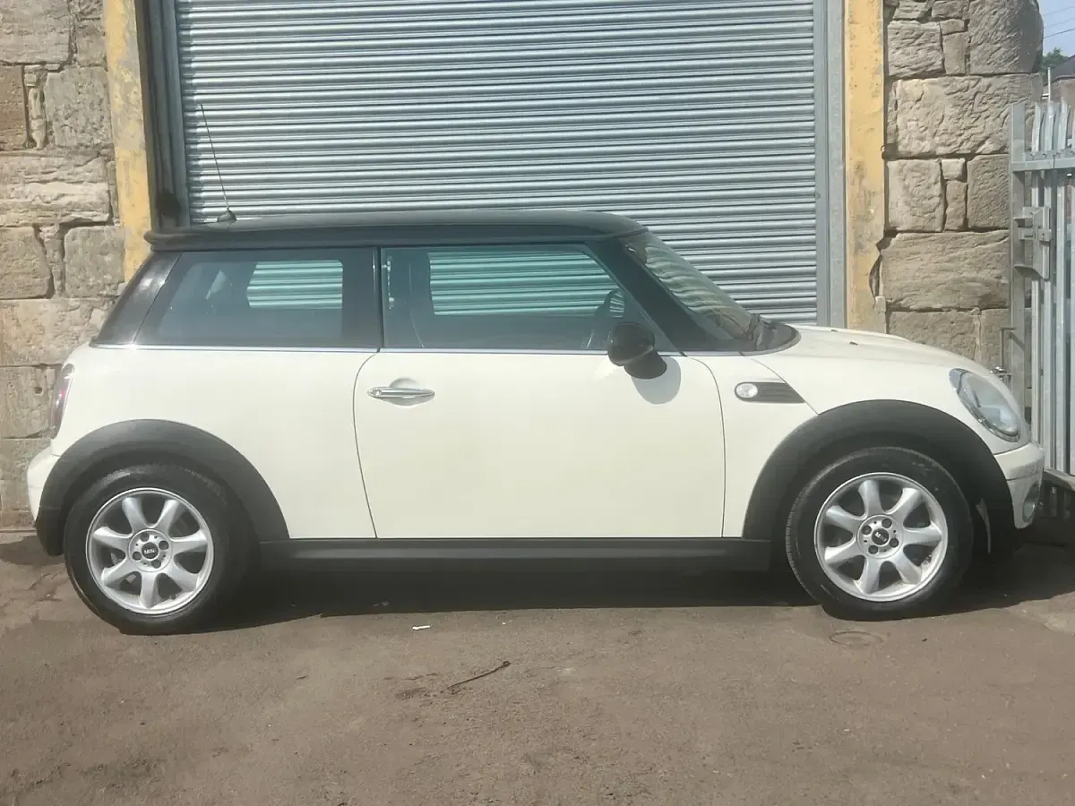 Used Mini Cooper Hatch 120 HP (88 kW) 2007 White Hatchback