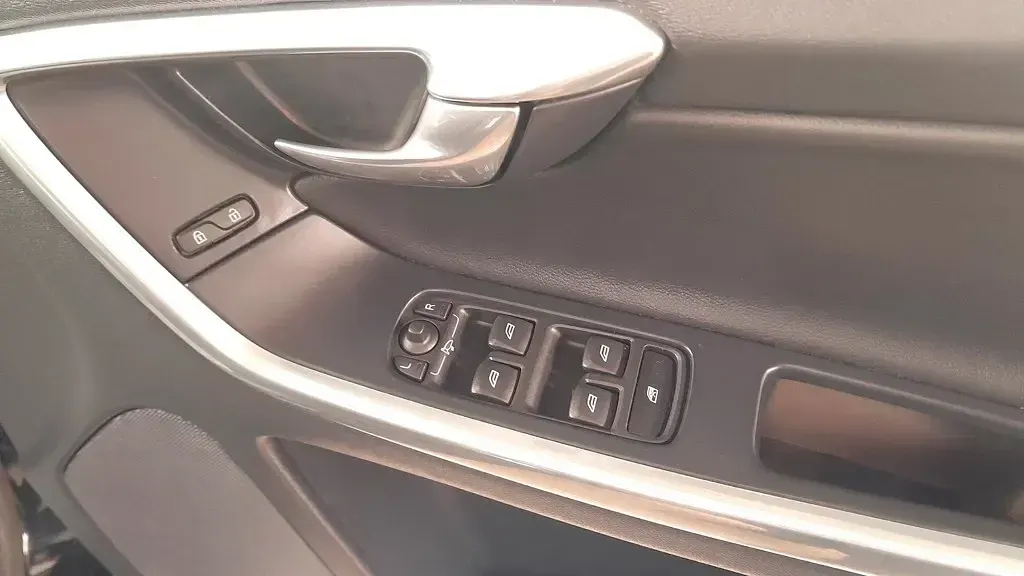 Used Volvo XC60 SE 190 HP (139 kW) 2015 Black SUV
