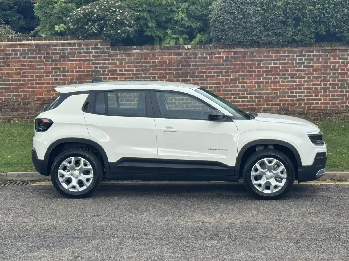Used Jeep Avenger Altitude 114 kW (156 HP) 2024 White SUV